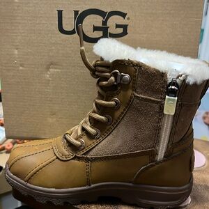 New in Box UGG K Leggero Boots